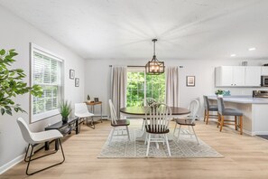 Dining - Stylish comfort, great location (Bartlett)