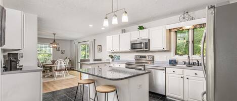 ثلاجة، ميكروويف، فرن، موقد طهي مسطح