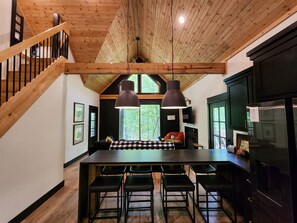 Cabaña, varias camas, bañera de hidromasaje, vistas a la montaña (Billy Creek Cabin) | Restauración