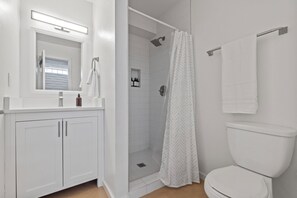 Ducha, toallas, jabón y champú