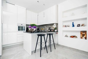 Fridge, oven, dishwasher, coffee/tea maker