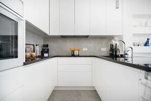 Refrigerador, horno, lavavajillas, cafetera/tetera