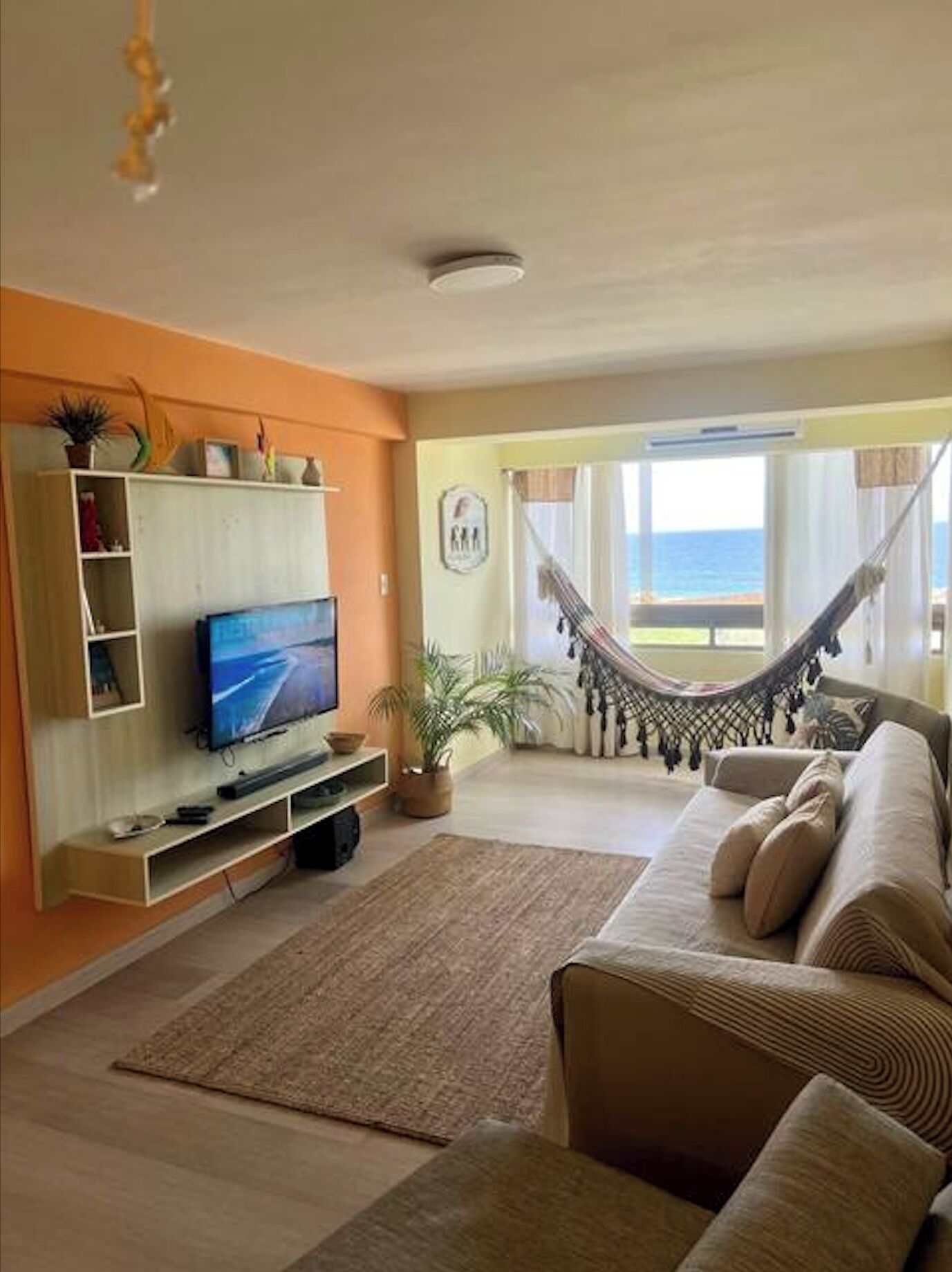 Una Smart TV, una mesa de tenis de mesa, libros, un reproductor estéreo