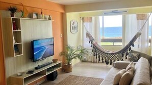 Smart-TV, bordtennis, bøker og stereoanlegg