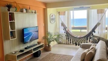 Una Smart TV, una mesa de tenis de mesa, libros, un reproductor estéreo