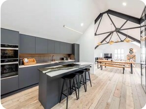 Kühlschrank, Mikrowelle, Ofen, Geschirrspüler