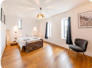 6 bedrooms, iron/ironing board, WiFi, bed sheets