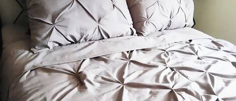 3 habitaciones, escritorio, tabla de planchar con plancha y wifi gratis