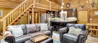 Cozy Log Cabin on 1/2 Acre in Lakeside!