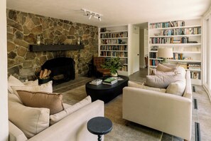 Een televisie en een open haard