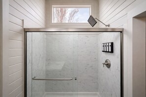 Douche, sèche-cheveux, serviettes fournies, savon