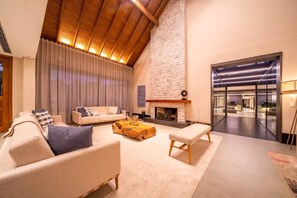 TV, fireplace