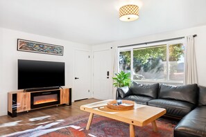 Smart TV, fireplace - Central Escape- Large Backyard with Hot Tub (Ellensburg)