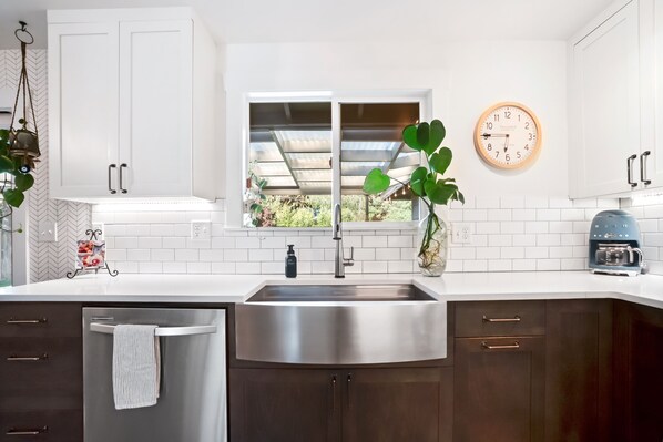 Fridge, microwave, oven, stovetop - Central Escape- Large Backyard with Hot Tub (Ellensburg)