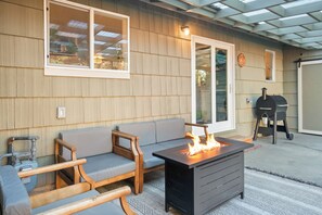 Terrace/patio - Central Escape- Large Backyard with Hot Tub (Ellensburg)