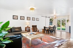 Smart TV, fireplace - Central Escape- Large Backyard with Hot Tub (Ellensburg)