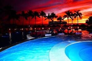 A poolside view with palm trees and a sunset. - GRAN PACIFICO, OCEANFRONT CONDOMINIUM, MANZANILLO (Manzanillo)
