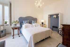 1 chambre, coffre-fort, fer et planche à repasser