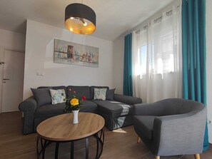 Smart TV - Apartment Adria Relax - private pool, Okrug Gornji (Okrug Gornji)