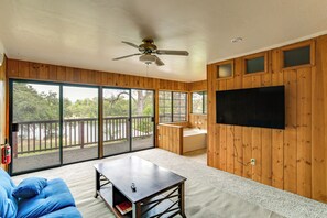 TV - 5 Mi to Lake Oroville: Huge Riverfront Home! (Oroville)