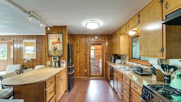Frigorífico, microondas, placa de cocina y lavavajillas