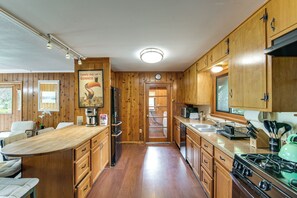 Fridge, microwave, stovetop, dishwasher