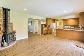 Interior - Fenced Yard & Outdoor Bar: Hillside Paicines Home! (Paicines)