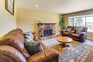 TV, fireplace, books - Fenced Yard & Outdoor Bar: Hillside Paicines Home! (Paicines)