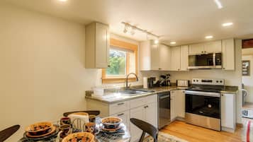 Fridge, microwave, stovetop, dishwasher