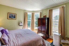 4 bedrooms, desk, internet, bed sheets