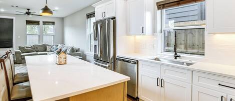 Fridge, microwave, stovetop, dishwasher