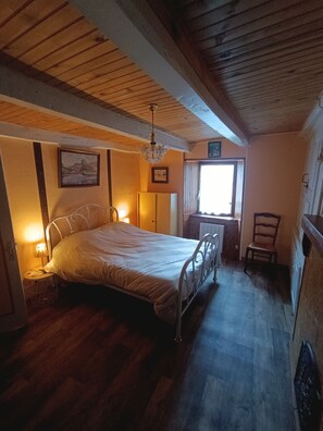 2 chambres, fer et planche à repasser, draps fournis