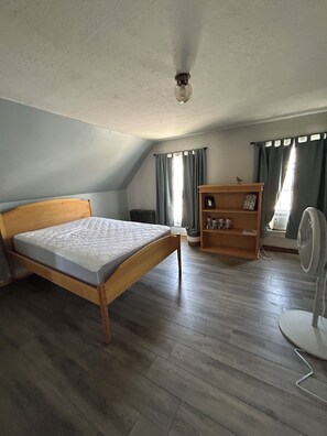 Tabla de planchar con plancha, wifi y ropa de cama