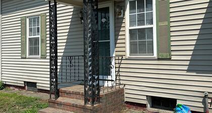 Quaint apartment with AC 2 blocks from downtown shopping, restaurants & river