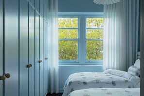 2 bedrooms, desk, WiFi, bed sheets