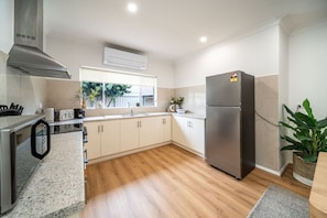 Geladeira, micro-ondas, fogão, cooktop