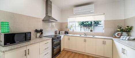 冷蔵庫、電子レンジ、オーブン、コンロ