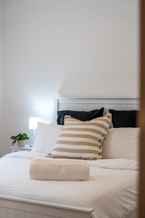 5 bedrooms, WiFi, bed sheets