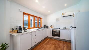 Kylskåp, mikrovågsugn, ugn och spishäll