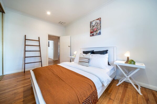 5 bedrooms, WiFi, bed sheets