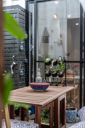 Outdoor dining - Kashida - 2BR Townhouse WiFi Study (Tonsley)