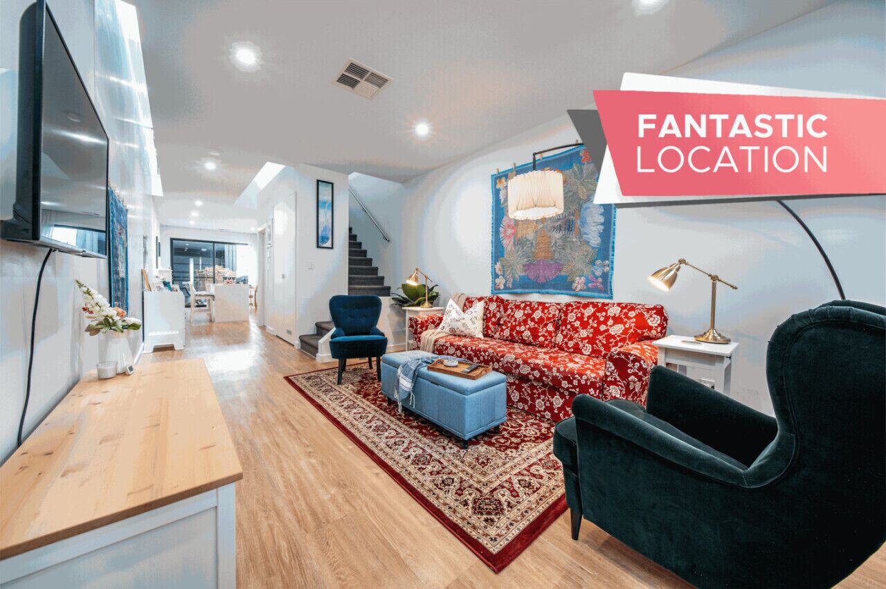 Televisie, boeken en een computerscherm