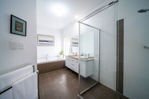 Hair dryer - Sailors’ Retreat—Family Pool Oasis by Largs Beach (Largs North)