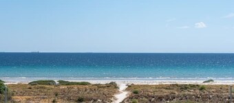 Sailors` Retreat 3BR Pool Beach Study