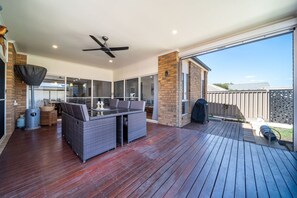 Terrace/patio - Sailors’ Retreat—Family Pool Oasis by Largs Beach (Largs North)