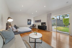 4 bedrooms, desk, WiFi, bed sheets