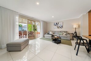 TV - Coopers Cottage—Spacious Pool Escape + Studio (West Croydon)