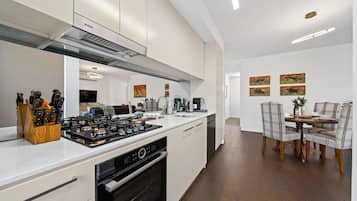 Kylskåp, mikrovågsugn, ugn och spishäll