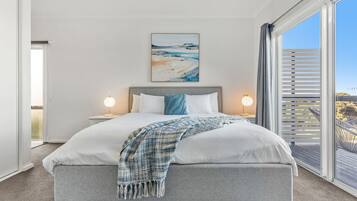 4 slaapkamers, een bureau, een strijkplank/strijkijzer, wifi