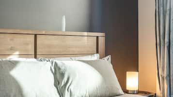 5 bedrooms, desk, iron/ironing board, WiFi